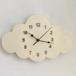 Orologio decorativo a forma di nuvola con numeri chiari e lancette nere, ideale per ambienti moderni e creativi.