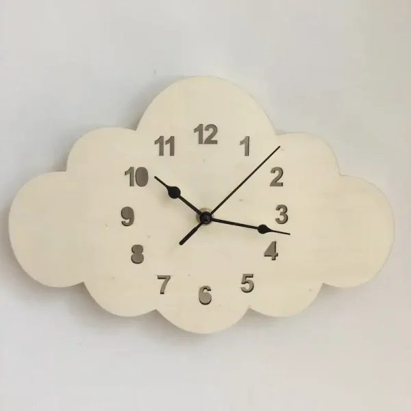 Orologio decorativo a forma di nuvola con numeri chiari e lancette nere, ideale per ambienti moderni e creativi.