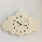 Orologio a forma di nuvola con numeri e lancette, decorazione originale per ambienti scientifici o per appassionati di meteorologia.