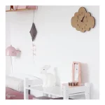 Orologio a forma di nuvola in legno con numeri e lancette, decorazione originale per ambienti scientifici o per bambini.