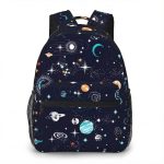 Zaino con stampa di pianeti, stelle e galassie su sfondo blu, perfetto per appassionati di astronomia e scienza.