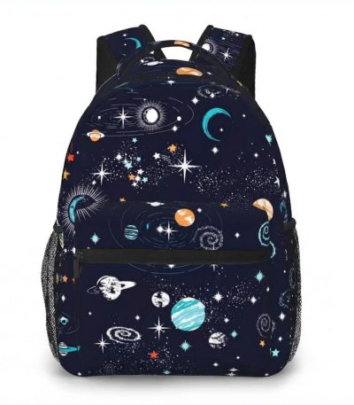 Zaino con stampa di pianeti, stelle e galassie su sfondo blu, perfetto per appassionati di astronomia e scienza.