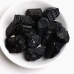 Zaffiro nero naturale in pezzi, perfetti per decorazioni scientifiche e collezioni mineralogiche, con superficie lucida e forma irregolare.