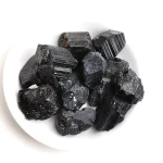 Pietre di carbonio nere, perfette per decorazioni scientifiche e progetti educativi, con superficie lucida e forma irregolare. Ideali per esposizioni e attività didattiche.