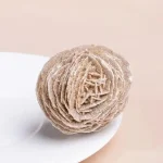 Palla di morbidezza in velluto beige, decorativa e soffice, perfetta come oggetto di design scientifico o decorativo. Ideale per ambienti moderni e studi scientifici.