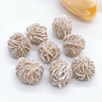 Palline di cioccolato decorative ricoperte di zucchero a velo, ideali per decorazioni di dolci e dessert. Perfette per aggiungere un tocco scientifico e creativo alle tue presentazioni culinarie.