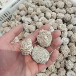 Zenzero essiccato in palline, ideale per infusi e decorazioni naturali.