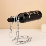 Decorazione originale con bottiglia di vino e catena in metallo, perfetta come oggetto decorativo scientifico o da collezione.