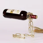 Bottiglia di vino decorata con catena dorata e spiga di grano, oggetto decorativo scientifico e artistico.