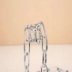 Pendente decorativo a forma di catena in metallo, ideale come oggetto scientifico o decorativo per appassionati di scienza e design.