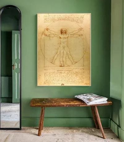 Immagine dell'Uomo Vitruviano di Leonardo da Vinci, disegno iconico che illustra le proporzioni umane e l'armonia del corpo umano. Perfetto come decorazione scientifica o da studio.