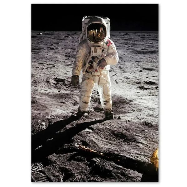 Astronauta sulla superficie lunare con tuta spaziale e visore riflettente.