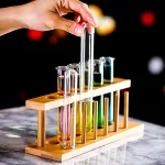 Esperimenti con provette colorate in laboratorio, perfetti come decorazioni scientifiche o oggetti educativi. Ideali per appassionati di scienza e decorazioni originali.