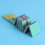 Modello di decorazione scientifica a forma di molecola con blocchi colorati collegati da elastici rossi, ideale per ambienti educativi o decorazioni a tema scientifico.