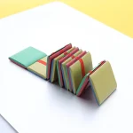 Libri scientifici colorati in miniatura, perfetti come decorazioni da scrivania o oggetti da collezione, con copertine vivaci e dettagli realistici.