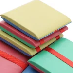 Set di libri scientifici colorati con elastici, perfetti per decorazioni e studi scientifici, in vari colori vivaci e dimensioni compatte.