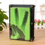 Piatto con piramide di spilli colorati in verde e nero, decorazione scientifica moderna.