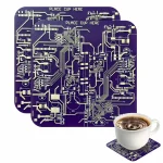 Piatto in silicone a forma di circuito elettronico con tazza di caffè decorativa, perfetto per gli appassionati di tecnologia e design innovativo.