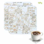 Circuito elettronico didattico con dettagli complessi e una tazza di caffè decorativa, perfetto come oggetto scientifico e decorativo per appassionati di tecnologia e scienza.