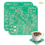 Piatto di circuito stampato con tazza di caffè, combinazione di oggetti scientifici e decorativi.