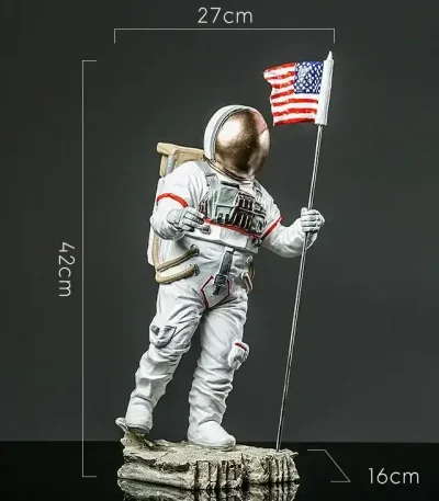 Statua di un astronauta in miniatura con bandiera americana, altezza 42 cm, perfetta come decorazione scientifica o oggetto da collezione.