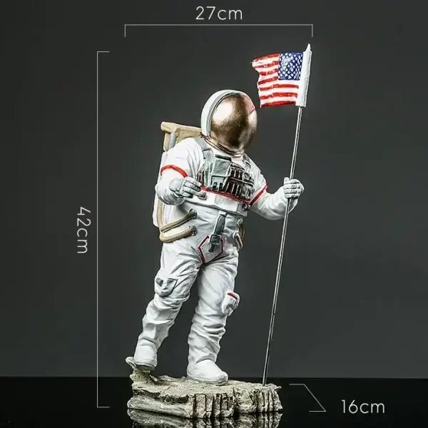 Statua di un astronauta in miniatura con bandiera americana, altezza 42 cm, perfetta come decorazione scientifica o oggetto da collezione.