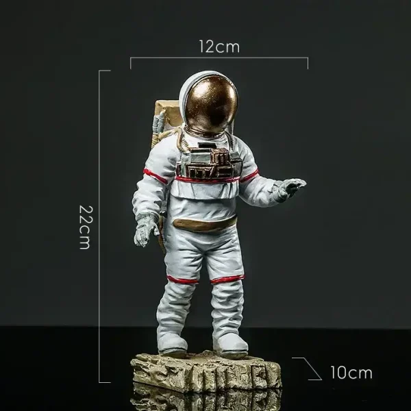 Modello di astronauta in miniatura con tuta spaziale e casco dorato, altezza circa 22 cm, perfetto come decorazione scientifica o oggetto da collezione.