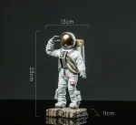Modello di astronauta in miniatura con tuta spaziale, altezza 23 cm, perfetto come decorazione scientifica o oggetto da collezione.