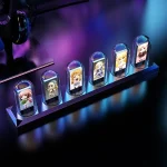 Set di decorazioni scientifiche con personaggi anime in miniatura, illuminate da luci colorate, perfette per arredare ambienti a tema o per collezionisti.