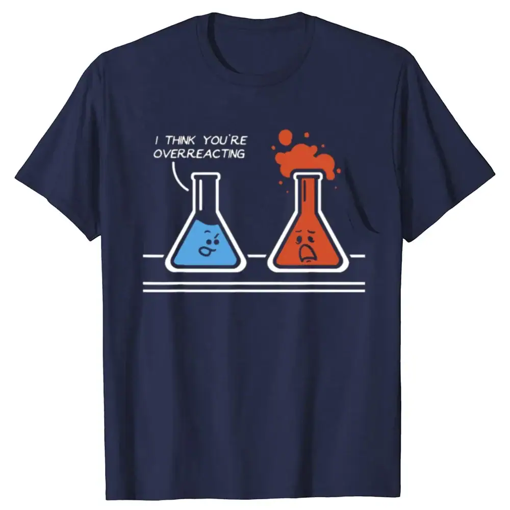T-shirt blu con disegno di due provette con facce animate, una triste e una felice, con il testo "I think you're overreacting". Design umoristico e originale per appassionati di scienza.