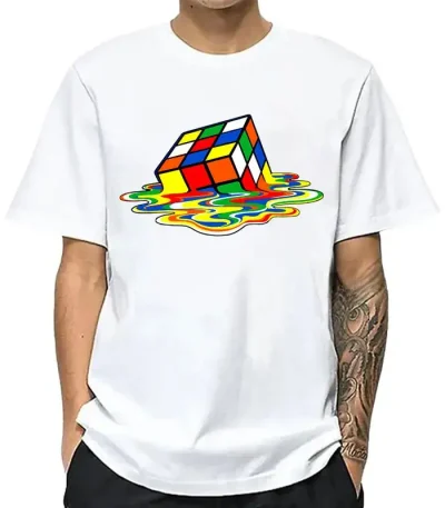 Maglietta bianca con stampa di un Cubo di Rubik colorato che sembra sciogliersi in un effetto psichedelico, perfetta per appassionati di giochi di logica e design vivaci.