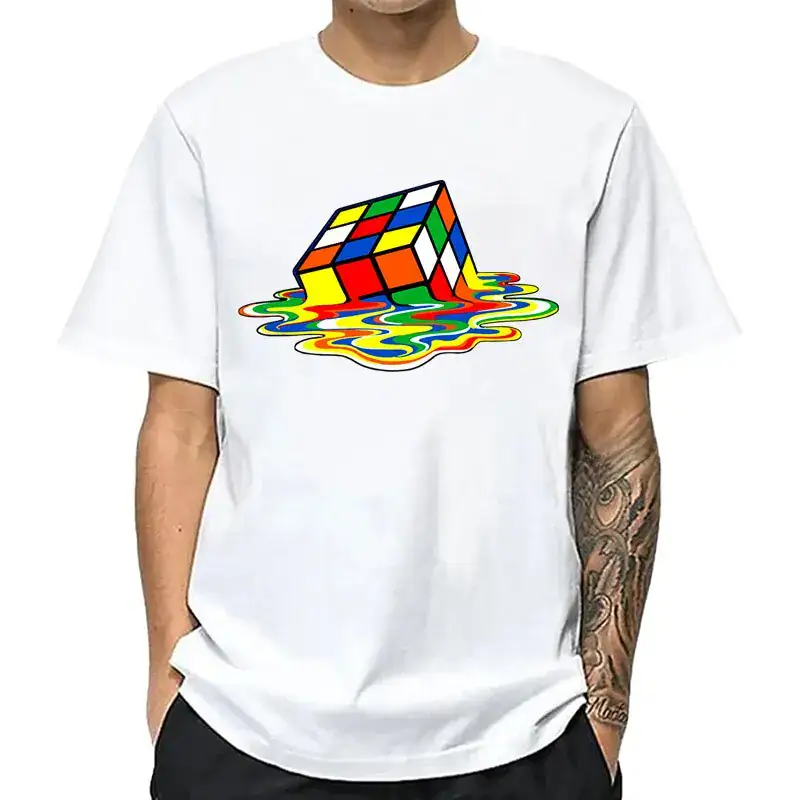 Maglietta bianca con stampa di un Cubo di Rubik colorato che sembra sciogliersi in un effetto psichedelico, perfetta per appassionati di giochi di logica e design vivaci.