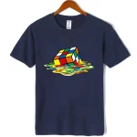 Maglietta con stampa di un cubo di Rubik che sembra sciogliersi, simbolo di creatività e gioco.