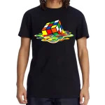 T-shirt nero con stampa di un Cubo di Rubik in stile psichedelico, perfetta per appassionati di enigmistica e design creativo.