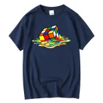 Maglietta blu con stampa di un Cubo di Rubik che sembra sciogliersi in un'onda colorata, perfetta per appassionati di scienza e giochi di logica.