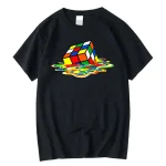 Maglietta nera con stampa di un Cubo di Rubik che sembra sciogliersi in un'onda colorata, perfetta per gli appassionati di giochi e cultura pop.