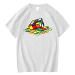 Maglietta bianca con stampa di un Cubo di Rubik che si scioglie in un effetto psichedelico colorato, perfetta per appassionati di giochi e arte visiva.