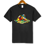 Maglietta nera con stampa di un Cubo di Rubik stilizzato e colori vivaci, effetto psichedelico, perfetta per appassionati di cultura pop e design innovativi.