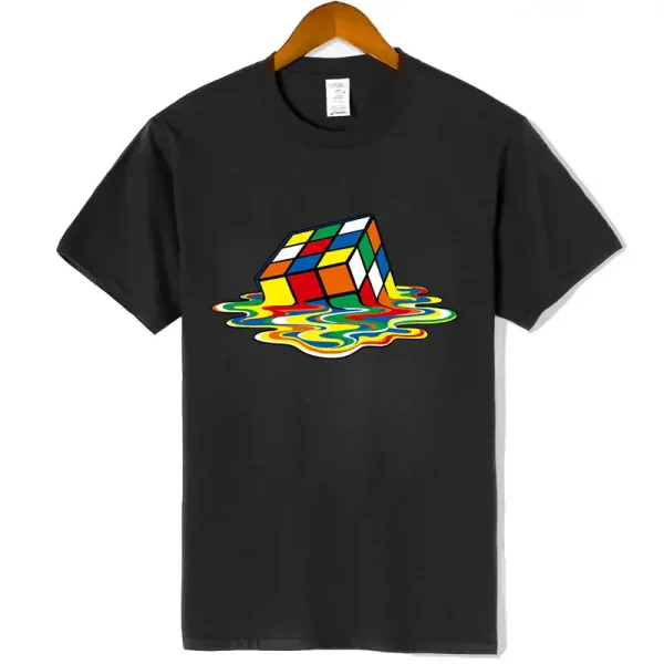 Maglietta nera con stampa di un Cubo di Rubik stilizzato e colori vivaci, effetto psichedelico, perfetta per appassionati di cultura pop e design innovativi.