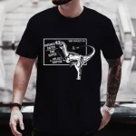 T-shirt nero con stampa di un dinosauro e formule di fisica, ideale per appassionati di scienza e dinosauri, perfetta come decorazione scientifica originale e alla moda.