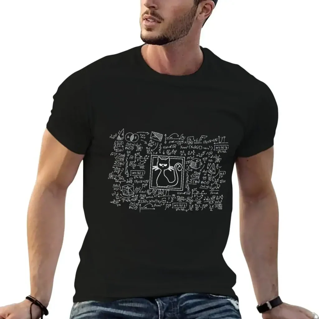 Maglietta nera con stampa di un gatto e formule scientifiche, stile casual e originale, perfetta per appassionati di scienza e arte.