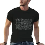 Maglietta nera con stampa di un gatto e formule scientifiche, stile casual e originale, perfetta per appassionati di scienza e arte.