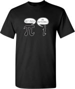 Maglietta nera con stampa di simboli matematici e scientifici, tra cui il pi greco e il simbolo dell'informazione, con frasi motivazionali come "Get real!" e "Be rational!".