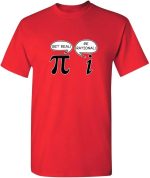 Maglietta rossa con simboli matematici Pi e I, con fumetti che dicono "Get real!" e "Re rational!", perfetta per appassionati di scienza e matematica.