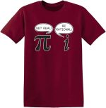 Maglietta rossa con simboli matematici e fumetti con frasi "Get real!" e "Be rational!", perfetta per appassionati di scienza e matematica.