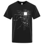 T-shirt con design di microchip e circuiti elettronici, perfetta per appassionati di tecnologia e scienza.