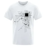 T-shirt bianca con stampa di un circuito elettronico e microchip, perfetta per appassionati di tecnologia e scienza.