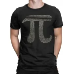 Maglietta nera con numeri e formule matematiche in bianco, ispirata alla scienza e alla matematica, perfetta per appassionati di scienza e cultura nerd.