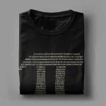 Maglietta nera con stampa di formule matematiche e dati numerici, ideale per appassionati di scienza e matematica, perfetta come decorazione o capo di abbigliamento originale.