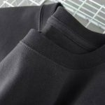Maglietta nera con collo rotondo, tessuto morbido e confortevole, ideale per look casual e quotidiani.